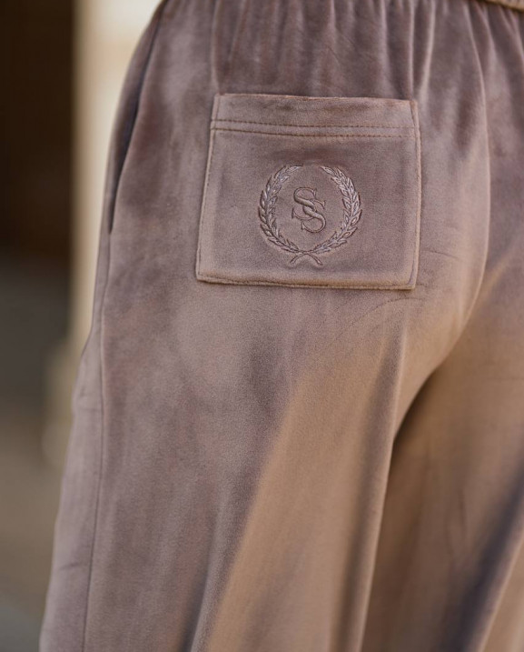 85 Костюм велюровий з вишивкою